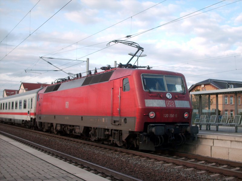 120 156-5 war am 01.09.2007 Schublok am IC 2259 von Erfurt Hbf nach Berlin Gesundbrunnen hier beim Aufenthalt in Bitterfeld.