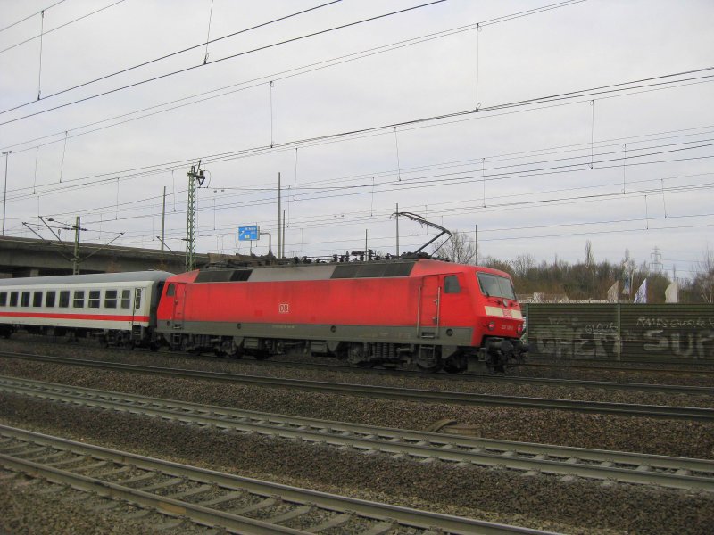 120 156-6 schiebend am IC 2116 Stuttgart Hbf - Stralsund bei der Einfahrt in Hamburg-Harburg am 31.01.09. Vorne zieht eine mir leider unbekannt gebliebene 101.