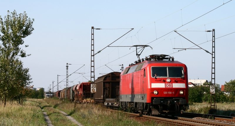 120 156 bespannt am Abend des 27. August 2008 den FIR 51341 (Gremberg-Kornwestheim). Die Aufnahme entstand an der KBS 700 sdlich von Wiesental, Fahrtrichtung des Zuges ist Karlsruhe.