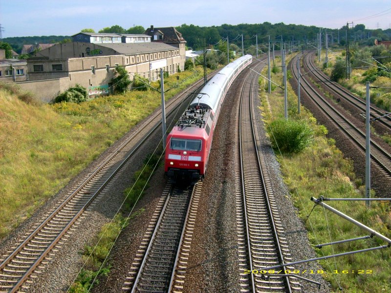 120 156 kommt am 18.09.08 mit einem IC aus Richtung Halle/Leipzig gefahren. Fotografiert kurz vor dem Bahnhof Bitterfeld.