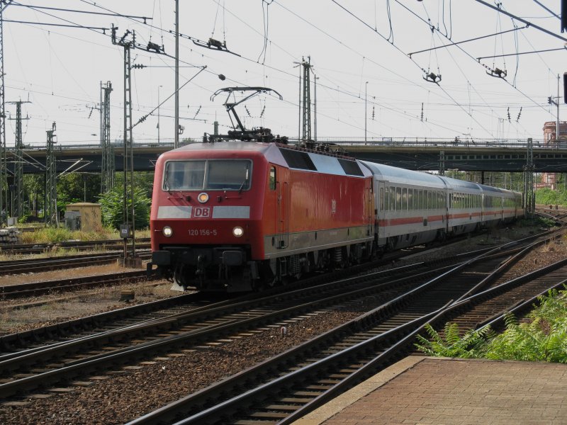 120 156 mit IC 2477 von Hamburg-Altona nach Stuttgart Hbf am 30.08.09 bei der einfahrt in Mannheim Hbf.