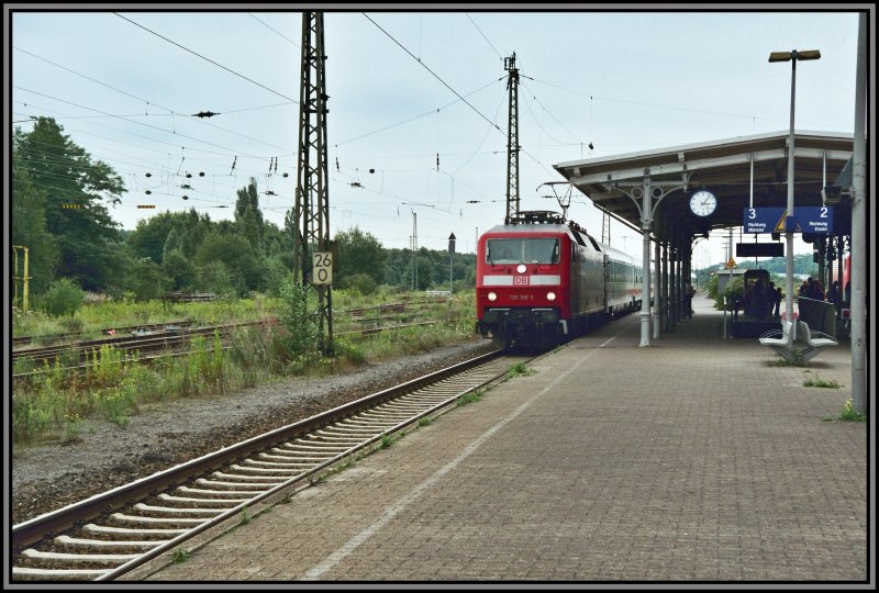 120 156 rasst mit dem InterCity 435 von Luxembourg nach Norddeich Mole durch den Bahnhof Haltern am See. Aufgenommen im Herbst 2005