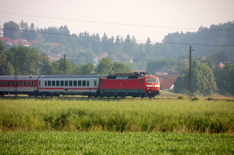 120 157-3 eilt mit ihrem Nachtzug im fahlen Licht der gerade aufgehenden Sonne M�nchen entgegen. Aufgenommen vor den malerischen   Holzwinkeln  im Mindeltal zwischen G�nzburg/Donau (Legolandcity) und Burgau/Schwaben im Juni 08.