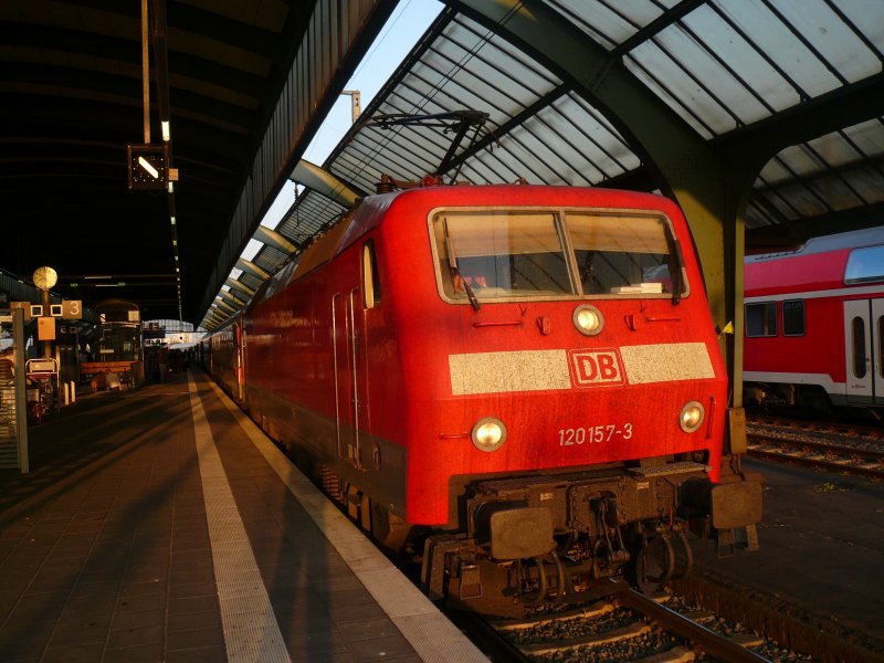 120 157-3 steht am 13.5.2008 mit einem Intercity am Haken im oldenburger Hbf. Am Zugende war noch eine 101er. Normalerweise ist ein Steuerwagen anstatt einer 120er an der Zugspitze.