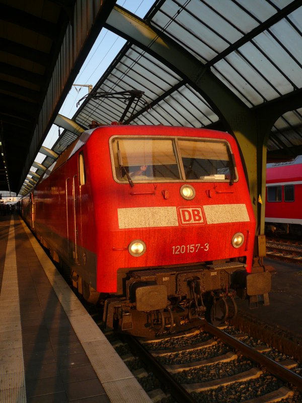 120 157-3 steht am 13.5.2008 mit einem Intercity am Haken im oldenburger Hbf. Am Zugende war noch eine 101er. Normalerweise ist ein Steuerwagen anstatt einer 120er an der Zugspitze.