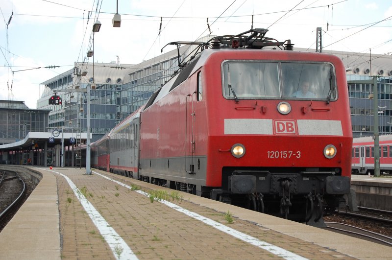 120 157-3 zieht am 31.07.07 den EC 114  Wrthersee  von Klagenfurt nach Dortmund HBF, hier bei der Ausfahrt aus dem Hauptbahnhof Mnchen.