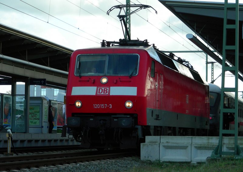 120 157 beim wegsetzen vom IC nach Hamburg am 12.11.07 im Rostocker Hbf
