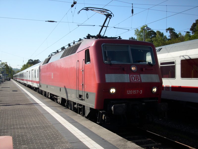 120 157 bespannte am 09.Mai 2009 den Uex 1805 Binz-K�ln.Hier stand der Zug noch in Binz.
