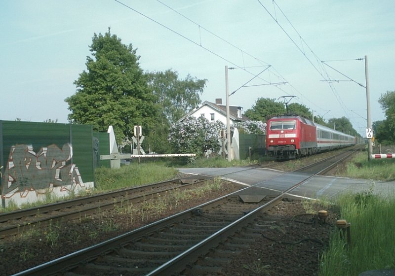 120 157 mit IC H�he Peine am 13.05.2008. Am Ende schiebt eine 101.