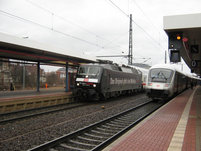 120 159-9  150 Jahre Mrklin  mit ihrem IC 2356 (Ostseebad Binz - Dsseldorf) beim Halt in Eisenach. Zu diesem Zeitpunkt +10 wg. spielender Kinder im Gleis bei Gotha. 08.03.2009.