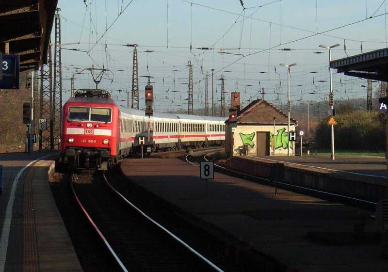 120 159-9 mit dem ICE-Ersatzzug IC 2878 von Leipzig Hbf nach Frankfurt (Main) Hbf bei der Einfahrt in den Bahnhof Weimar, 15.11.08