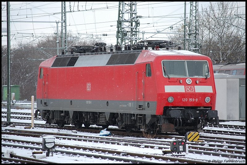 120 159-9 steht am 25.03.08 abgebgelt im Gleisvorfeld des Stuttgarter Hbf.