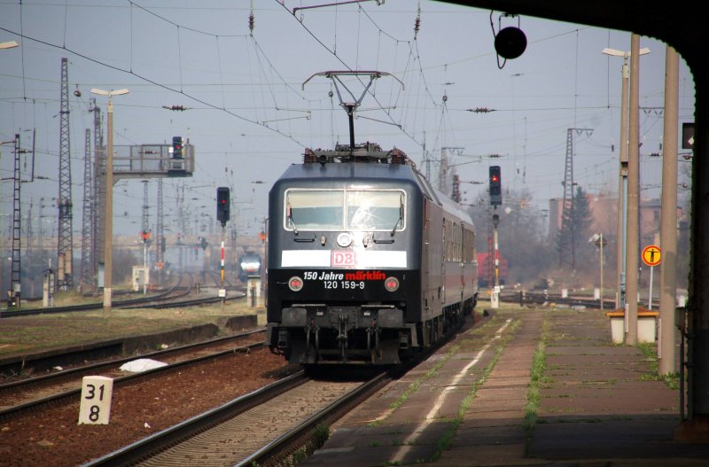 120 159 schiebt am 04.04.09 den IC 73930 durch Grokorbetha in Richtung Leipzig.