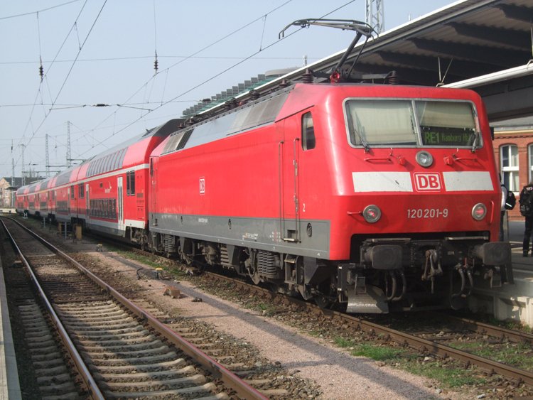 120 201-9 mit RE92012 von Rostock Hbf.nach Hamburg Hbf.kurz vor der Abfahrt im Rostocker Hbf.(04.04.09)