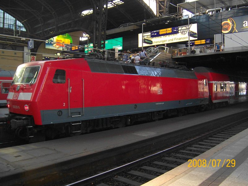 120 201-9 steht am 29.07.08 mit RE 33033 nach Schwerin Hbf abgebgelt im Hamburger Hbf auf Gleis 6 und wartet auf die Abfahrt.