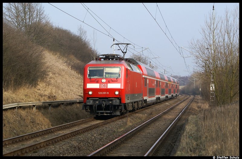 120 201 mit dem RE1 aus Rostock nach Hamburg am 05.03.09 in Papendorf 