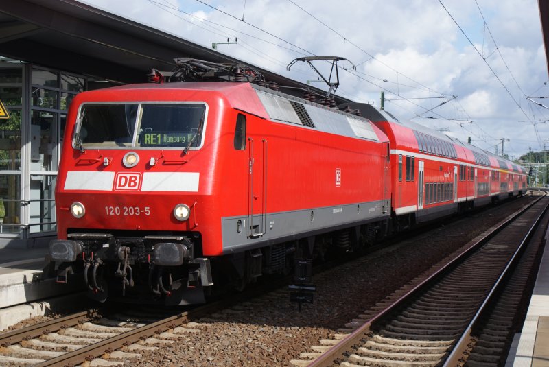 120 203-5 stand am 26.07.2009 im Schweriner Bahnhof und wartete auf seine Abfahrt.Das interressante an der BR 120 ist der nachgerstete Digitalanzeiger im Fherstand.