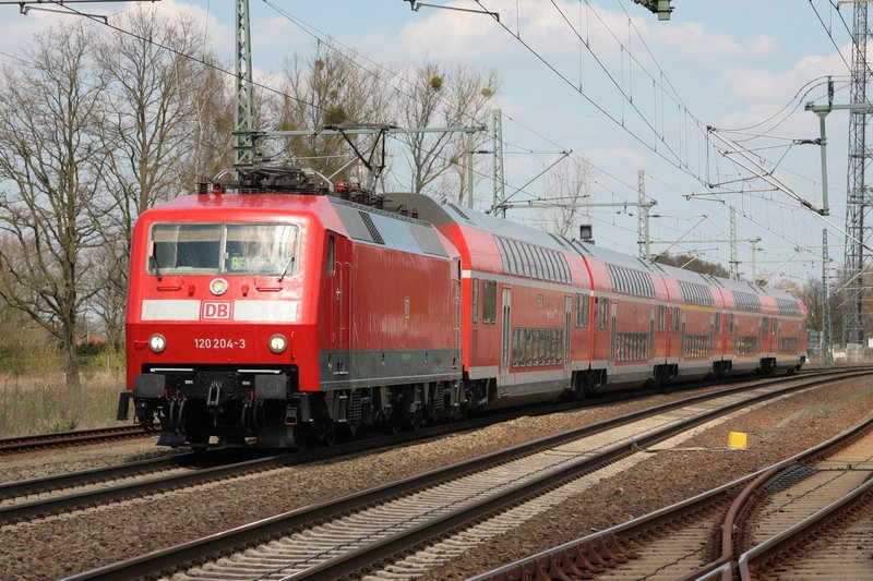 120 204-3 mit RE 1 nach Hamburg. Hier in Hagenow Land am 23.04.2008
