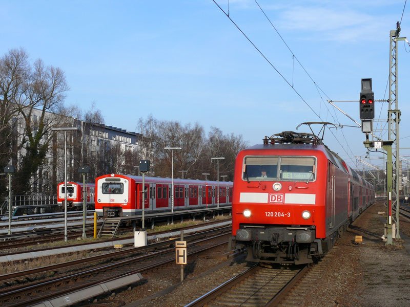 120 204 mit dem RE 33062 Rostock - Hamburg Hbf bei Einfahrt in HH-Bergedorf; im Hintergrund abgestellte S-Bahn Triebzge Baureihe 472; 06.02.2009
