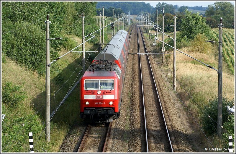 120 204 mit dem RE1 aus Rostock Hbf ber Schwerin nach Hamburg.Aufgenommen am 28.08.09 kurz vor Schwaan.