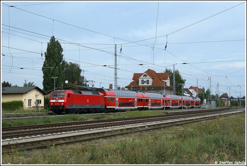 120 205 mit dem RE1 aus Rostock nach Hamburg beim Halt am 28.08.09 in Schwaan.