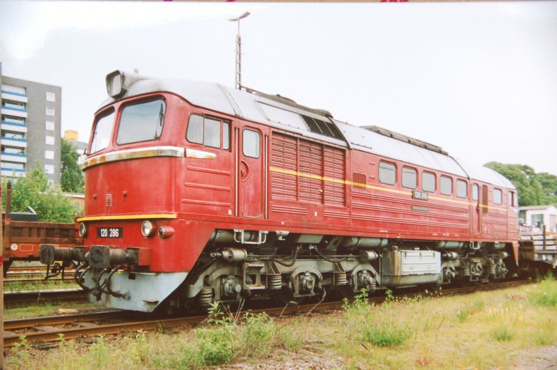 120 286  Taigatrommel  oder auch  Wumme  der Eisenbahn-Verkehrsgesellschaft im Bergisch-Mrkischem Raum mbH, Dieringhausen. Gesehen am 27.05.2003 im Remscheider Hauptbahnhof. Die Lok wurde dort zu diesem Zeitpunkt regelmig im Gterverkehr eingesetzt.