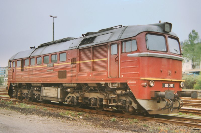 120 286  Taigatrommel  oder auch  Wumme  der Eisenbahn-Verkehrsgesellschaft im Bergisch-M�rkischem Raum mbH, Dieringhausen. Gesehen am 24.04.2003 im Remscheider Hauptbahnhof. Die Lok wurde dort zu diesem Zeitpunkt regelm��ig im G�terverkehr eingesetzt. Hier zu sehen F�rerstandseite: B.