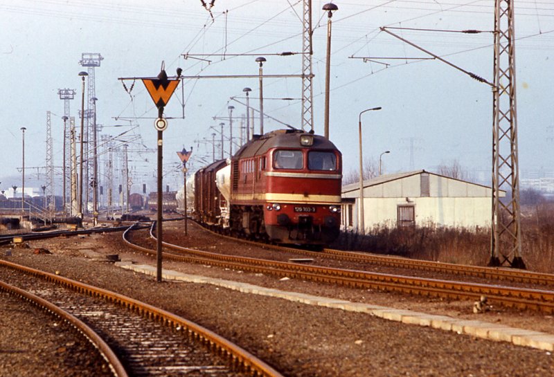 120 303 bei der Ausfahrt aus dem Bahnof Nordost in Berlin 1989