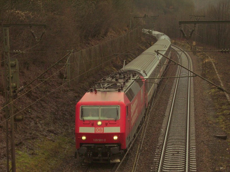 120 501-2  Bahntechnik mit Kompetenz  f�hrt mit dem IC 78698 M�nchen Hbf - Stuttgart Hbf in K�rze durch Geislingen(Steige). 