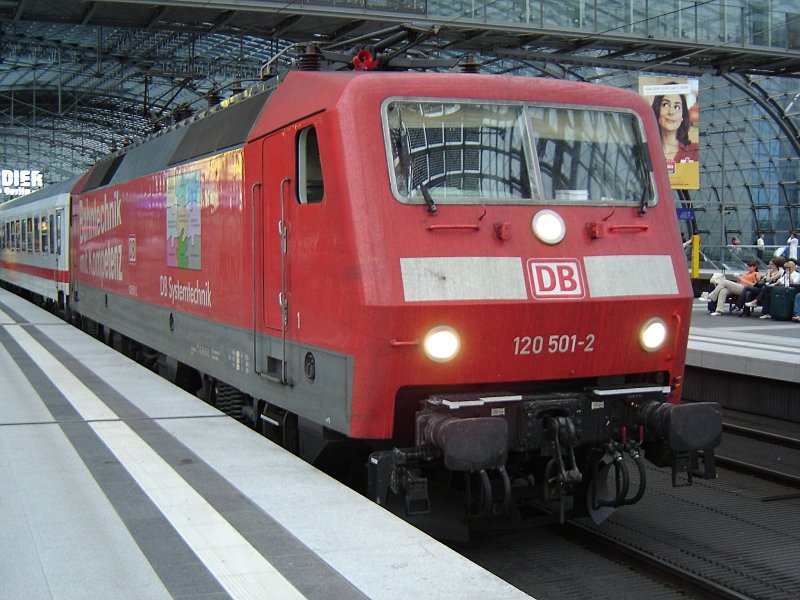 120 501-2  Bahntechnik mit Kompetenz  am 07.07.2006 um 20:25 Uhr im Berliner Hauptbahnhof, Gleis 11.