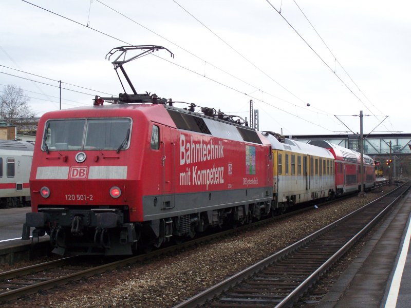 120 501-2 stand am 5.Janaur 2008 mit einem Messzug im Bahnhof Gppingen.