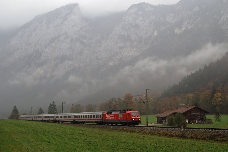 120 501 des FTZ mit RB 30309 vor Winkl (BGL) [13.10.2007]