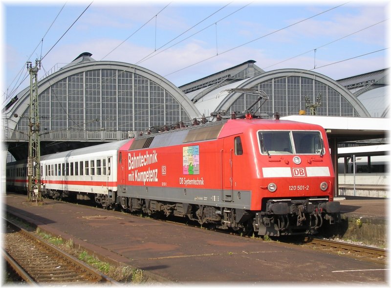 120 501 hat soeben mit Untersttung von 120 151 am Zuganfang mit IC 2266 Mnchen - Karlsruhe den Endbahnhof erreicht. 01.09.07