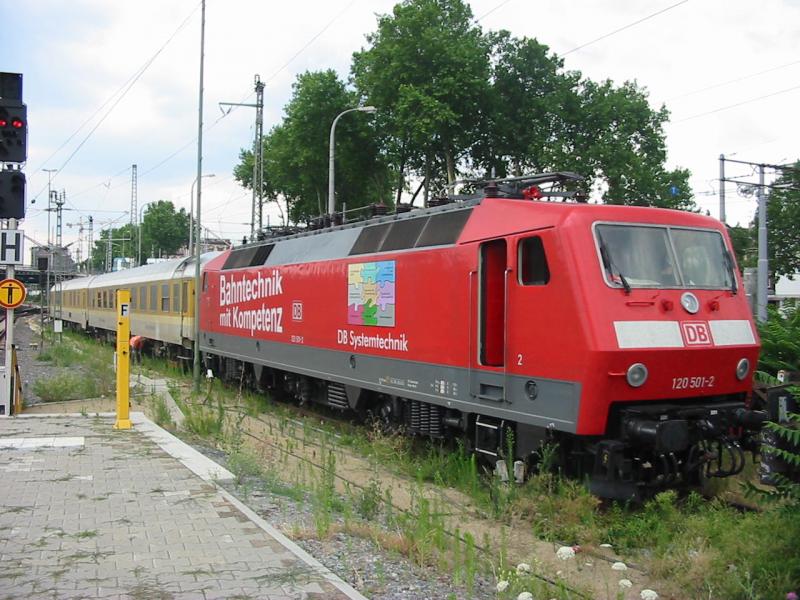 120-501 mit ihrem Messzug am 12.7.2005 in Mannheim hbf.