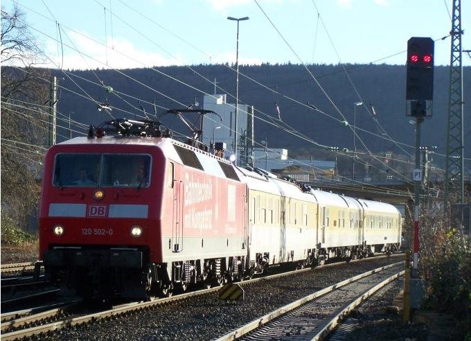 120 502-0  Bahntechnik mit Kompetenz  fuhr am 5.Dezember 2007 mit einem Messzug durch Aalen in Richtung Nrdlingen.