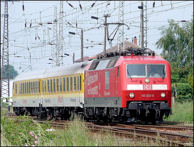 120 502-0 vor einem Messzug unterwegs in Richtung Greifswald.  Stralsund am 29.05.2007