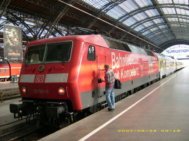 120 502 brachte am 24.08.07 einen Messzug in den Hbf Leipzig. 