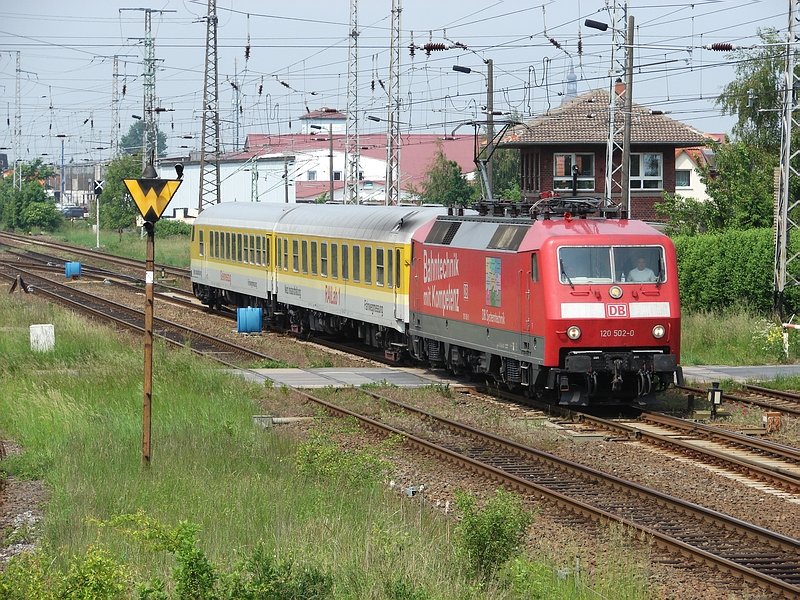 120 502 verl�sst, mit RailLab 1 im Schlepp, gerade Stralsund in Richtung Greifswald. (29.05.07)