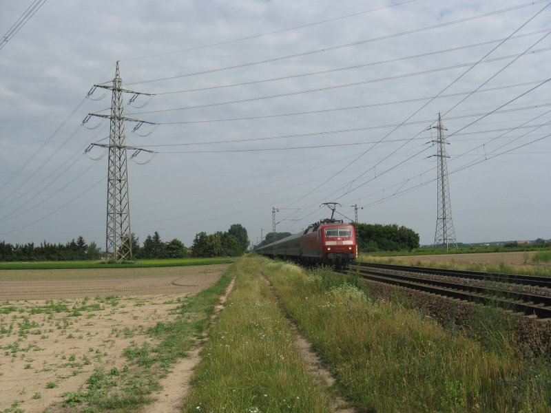 120 mit IC 2871(ICE-Ersatzzug) nach Basel SBB.Am 05.07.09 in Lampertheim.
