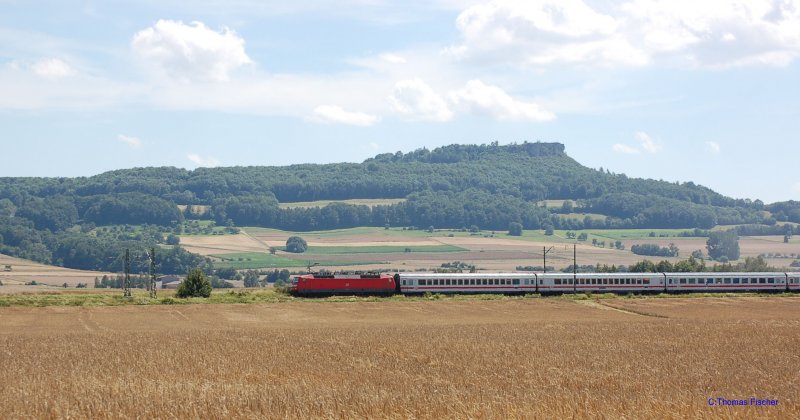 120 x mit IC Karwendel zwischen Sch�nbrunn und Reundorf auf der Kbs 820 in Richtung Lichtenfels unterwegs. Im Hintergrund der Staffelberg ein Wahrzeichen Frankens ( siehe www.landschaftsfotos. eu) 