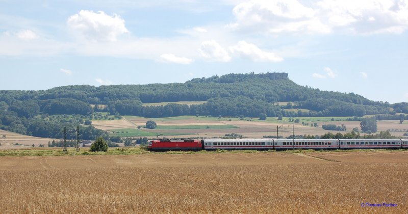 120 x mit IC Karwendel zwischen Schnbrunn und Reundorf auf der Kbs 820 in Richtung Lichtenfels unterwegs. Im Hintergrund der Staffelberg ein Wahrzeichen Frankens ( siehe www.landschaftsfotos. eu) 