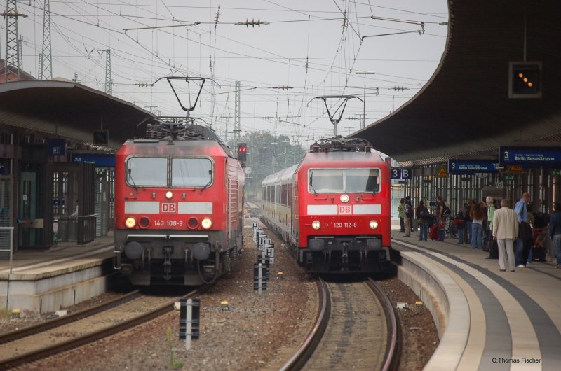 120_112 mit IC Karwendel u. RB Lif - Kronach mit 143 108 im Bhf Lichtenfels ( brigens bei der Bahn gibt es auch einen Schilderwald mit lauter H - Tafeln) 28.07.2007