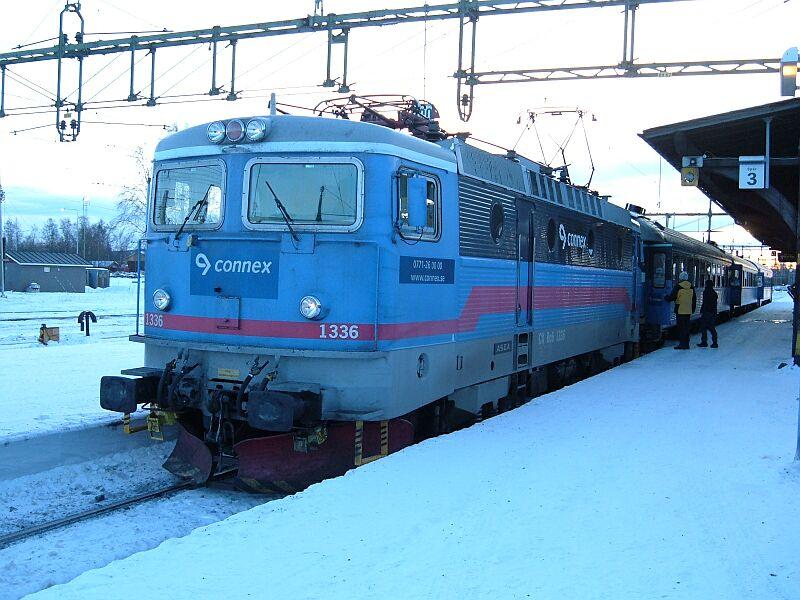 12.01.2006 12:10 Uhr Boden Centralstation: CX Rc6 1336 mit Personenzug Lulea - Narvik wartet auf das Abfahrtszeichen. Auf der anderen Bahnsteigseite steht der Nachtzug Stockholm - Lulea. Da die Loks jetzt fr verschiedene Privatgesellschaften fahren, wurden unten am Rahmen Buchstaben vor die Nummer gesetzt, CX steht fr Connex.