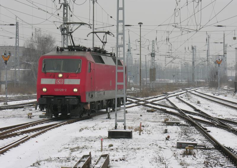 120129 auf dem Bahnhof Berlin-Lichtenberg am 19.02.2005 beim Umsetzen. Wegen Rauhreif sind beide Stromabnehmer oben.