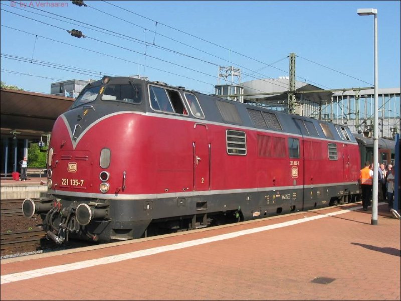 12.05.2006 in Eisenach, 221 135-7 vor Sonderzug von Korbach nach Meiningen kurz vor Lokwechsel