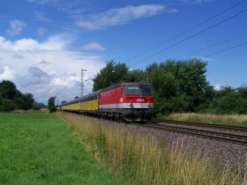 12.07.08, 1144 255 zieht einen Autozug durch Bremen-Mahndorf in Richtung Hannover.