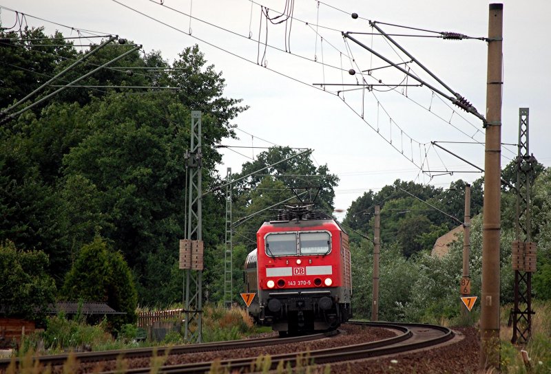 12.07.2008 143 370-5, mit RE von Leipzig nach Dresden unterwegs, zwischen Priestewitz und Niederau.