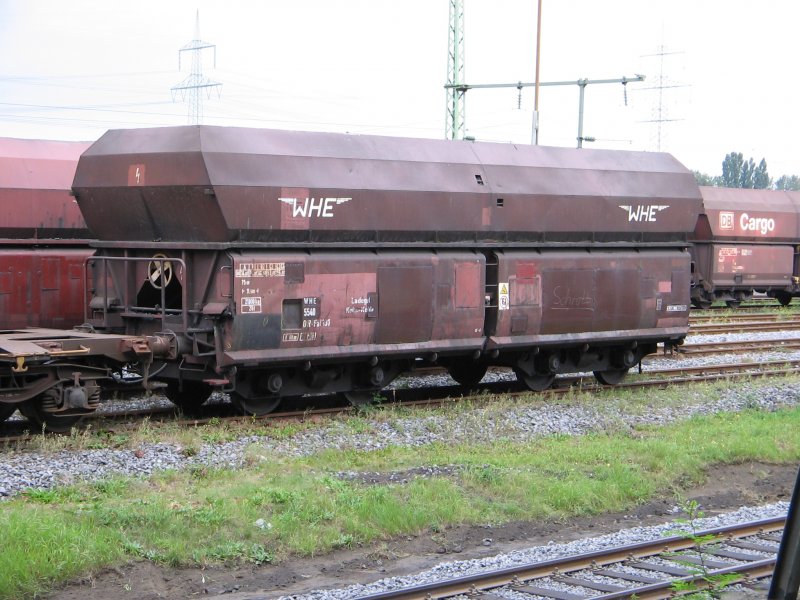 12.09.05,Wanne-Westhafen,Fal der WHE,ex DB-Wagen,die beweglichen Entladeklappen wurden mehrfach mit Blechen ausgebessert.