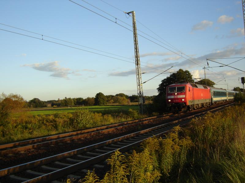 120er mit einem InterCity auf der fahrt nach Hamburg.