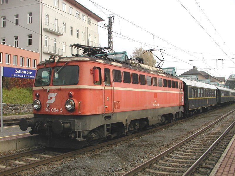 12.10.2008, 1042.054 mit Sonderzug im Bahnhof Zell am See